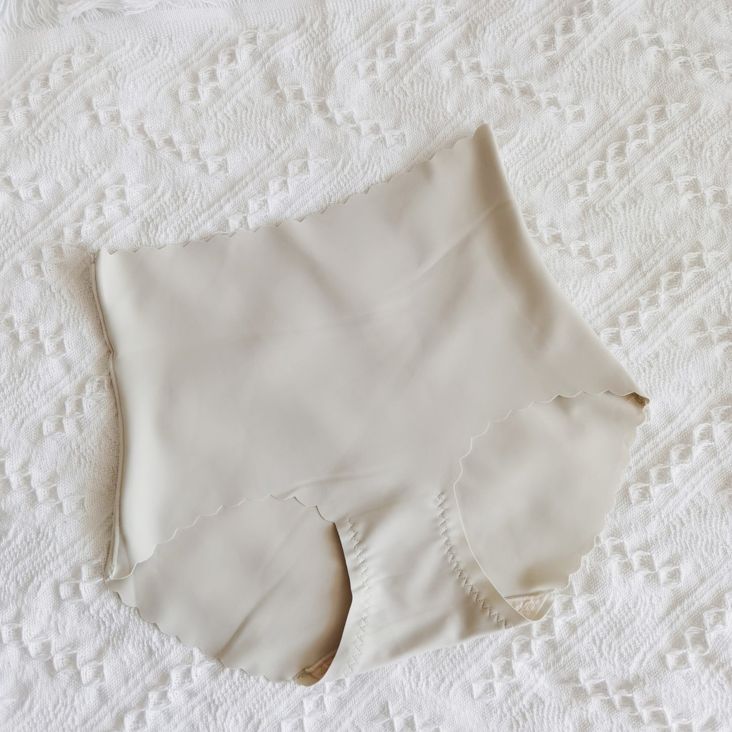 No Trace Casually Cut Mid-high Waist Light Belly Ice Silk Underwear